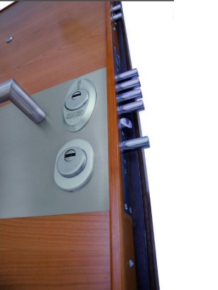 Puerta blindada con cerradura de seguridad antibumping